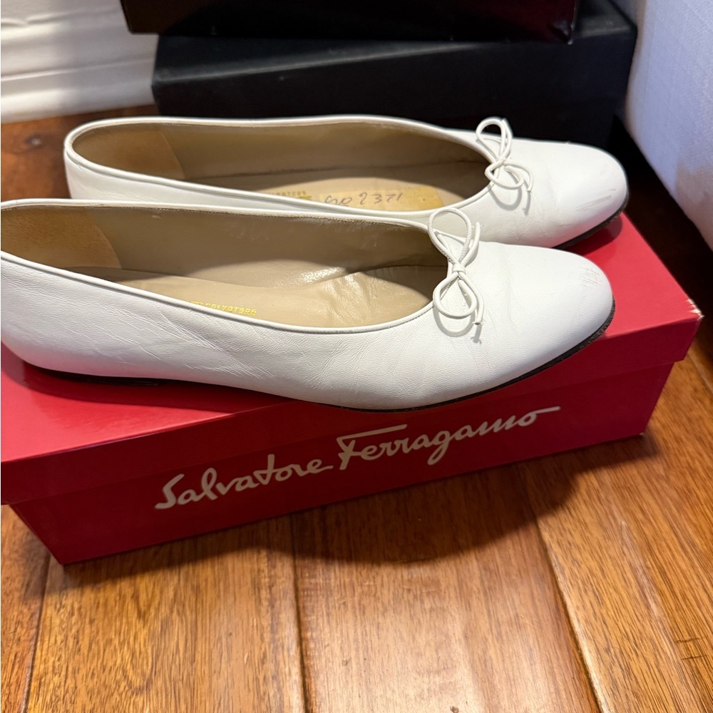 Salvatore Ferragamo White Leather Flats with Bow Detail with Box